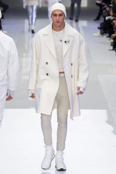 Look 16